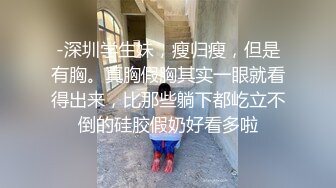 鬼鬼谁家夫人全程露脸风情迷人镜头前玩大黑牛自慰，揉捏骚奶子自慰骚逼浪荡呻吟，跟狼友互动撩骚不要错过