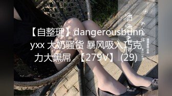 商场女厕偷拍牛仔裤美女的小嫩鲍