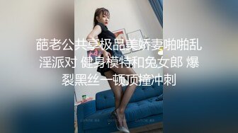 门缝下偷窥隔壁合租小嫂子想香香