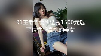 厕拍新人小哥拿着手机躲进步行街路边沟厕偷拍美女尿尿