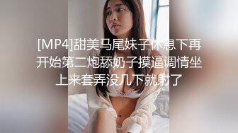 这小妞就是骚欠操，在浴室被小哥玩弄，揉奶玩逼深喉大鸡巴还给小哥舔菊花真刺激，让小哥无套抽插爆草射嘴要