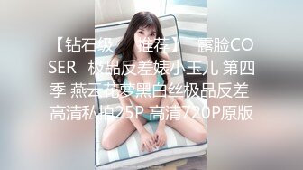 YM漫展抄底,两个穿公主裙小美妞光洁屁股沟和窄内湿痕真想摸摸