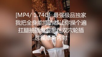 无毛逼大耳环极品妹子露脸发骚，玩着骚穴还要给小哥舔弄大鸡巴好骚啊，跟狼友互动听指挥，道具蹂躏骚穴好骚