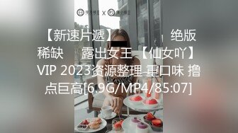 济南生过孩子的少妇，撩她一点不介意，这对大奶子真是好乳，撸一下自己坐上来动，爽死啦！