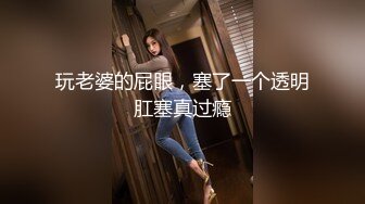 酒店女厕偷拍美女服务员只顾玩手机转圈围拍