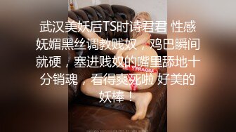 很是風騷淫蕩美少婦穿著開襠網絲不停的翹著屁股展示大肥臀和騷穴 掰開騷穴很淫蕩