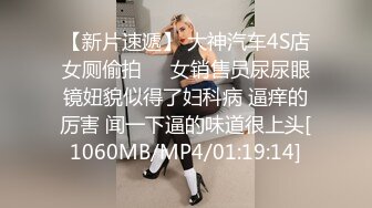 女模特大秀一多诱惑，屁股真带劲撅着上下晃等大哥来干，道具激情抽插骚逼