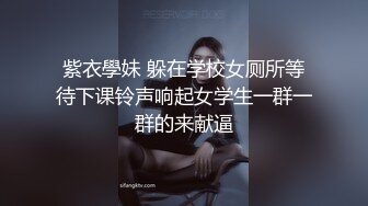 颜值不错的极品少妇，全程露脸大秀直播，身材不错揉奶玩逼露脸呻吟让狼友看骚表情，粉嫩骚穴先出白浆后喷水