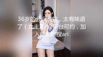 尝试操两个极品御姐，谁料第一个妹子太勾人，第二个制服美女只好舔吸把玩