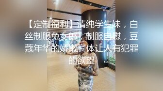 清纯小妹露脸让两个渣男小哥玩弄，乖巧听话听狼友指挥，掰开粉嫩的骚穴给狼友看，大鸡巴直接插