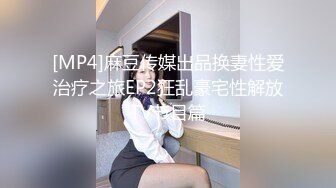 老式小区单元楼爬墙偷窥多位小媳妇在家洗澡 (1)