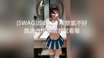 情侣前来婚纱店试衣，为什么美女都喜欢戴胸贴？竟然这位美女的胸也不大，男友看着乳贴 有点迷笑~