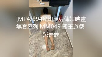 这娘们真刺激，公园凉亭在陌生人前玩漏出，大奶子好诱人被大哥玩奶头旁边还做着小哥，也不怕别人看到真刺激