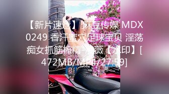 两个轻熟女群战四位小哥，全程露脸黑丝情趣装诱惑舔弄大鸡巴，被4个小哥轮番爆草抽插，口爆吞精场面淫乱