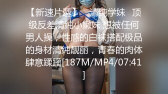 餐厅女厕偷拍时尚美女的大口黑逼