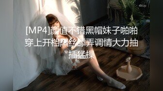 写字楼女厕白T恤黑紧身裤长发美妞 鲜肥的无毛馒头穴馋得流口水