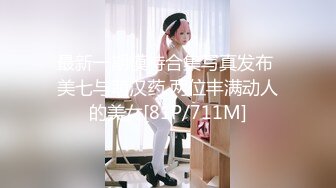 【家庭摄像头破解】骨感美女待客厅看电视，竟然给看哭啦，眼泪哗哗地流，还和狗狗亲嘴!