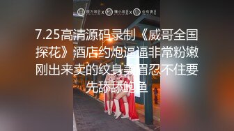 商城跟随偷窥跟闺蜜逛街的漂亮少妇 皮肤雪白 小内内紧紧卡着屁屁很诱惑