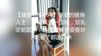 女友怕叫声太大在旁边放起了歌