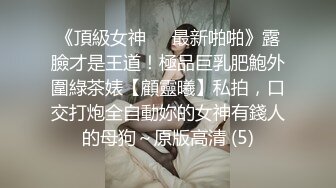 大妈吃鸡还是挺配合的