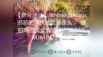 商场女厕全景偷拍几个高颜值美女嘘嘘2 (11)