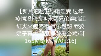 练瑜伽的嫩嫩小美女，上前抱住爱抚揉捏，戴上硕大假鸡巴深入逼穴抽插吟叫刺激