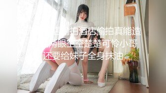 白丝露脸微胖奶子不小的极品小女人的诱惑，掰开骚穴给狼友看特写，互动撩骚听指挥撅着屁股扭动