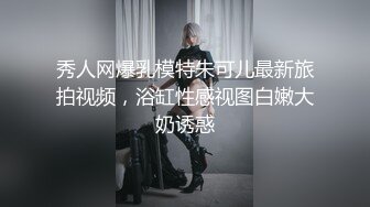 白T恤牛仔裤小姐姐这身服饰就是显身材，前凸后翘高挑笔直