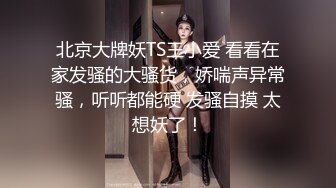 我草这娘们喷得水好多，露脸颜值不错的小坏坏情趣诱惑，开档丝袜高跟白衬衣漏着奶子玩黑牛，浪荡呻吟高潮喷