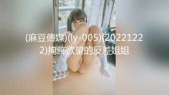 年轻的21岁小美女，全裸好身材，带乳夹和铃铛道具自慰，呻吟不止特写洞口很小玻璃棍抽插白浆很多