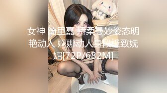 密炖雪梨汁 肤白奶挺的年轻妹子舔完鸡巴对着镜头抠自己的美鲍，还说她的奶头时常发硬想要人操她