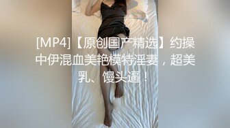 大神经典作品商场无门女厕全景偷拍玩手机的气质眼镜美女对着镜头方向表情挺丰富的