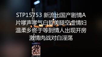 《魔手外购极品CP》快餐店女厕定点全景偸拍络绎不绝的小姐姐方便，几款阴毛挺性感，小美女抠逼闻闻味儿