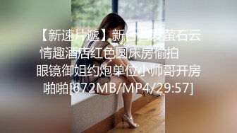 [MP4/ 148M] 双马尾辫清纯萝莉半脱下内裤被炮友随意操，无毛粉穴第一视角拍摄，进进出出啊啊直叫