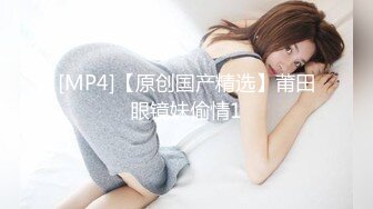 《台湾情侣泄密》冒充经纪人让漂亮的小姐姐掰开鲍鱼看看是否处女