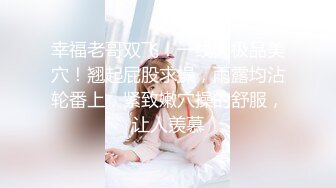 只穿着一件裹胸黑衣的性感大长腿美女 下体逼毛黑黝黝