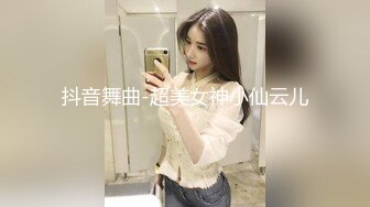 00后苗条身材妹子和男友啪啪，撸硬躺着抽插边操边和别人语音聊天