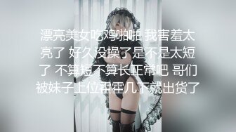 小公园里衣服都没来的及脱