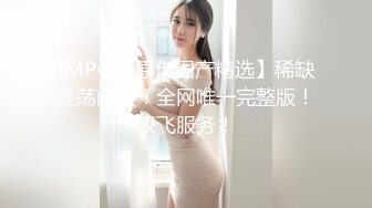 漂亮美女 牛仔裤开破洞 撅着屁屁被大鸡吧无套爆菊花 这么粉嫩的无毛鲍鱼都操腻了 内射