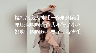 窗外欣賞單身獨居美白領洗完澡抹乳液,實在太美看入迷了