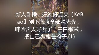 被大哥草服的小女人，全程露脸舔弄大鸡巴样子好骚，被大哥无套爆草，各种体位蹂躏抽插，射在肚子