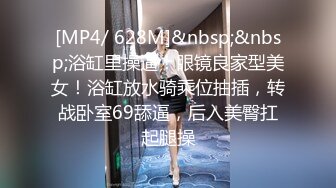 牛仔裤时尚小美女，清爽的吊带衣，偷窥她上厕所，小肥阴唇 可以~